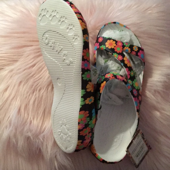 Sandals - Picture 2 of 3